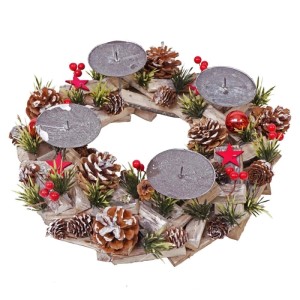 Adventskranz aus Holz mit vier Kerzenhaltern, geschmückt mit Kugeln, Sternen und Tannenzapfen.