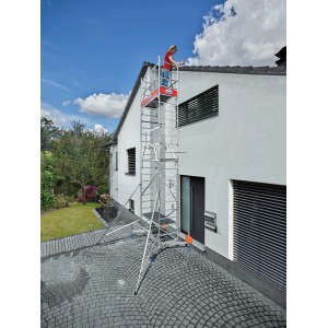 Krause Alu-Arbeitsgerüst Monto ClimTec mit zweiter Aufstockung vor Hauswand. Person auf der obersten Plattform.