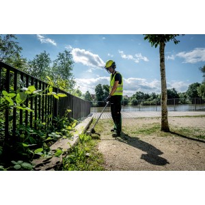 Mann arbeitet mit Metabo Akku-Freischneider FSD 36-18 LTX BL 40 im Garten.