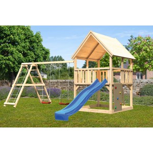 Karibu Spielturm Luis mit Doppelschaukel, Kletterwand und blauer Rutsche im Garten.