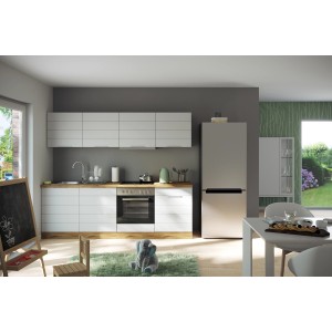 Moderne Küchenzeile, 240 cm, in Matt Weiß und Wotaneiche mit E-Geräten.