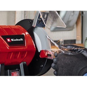 Einhell Doppelschleifer mit Schleifscheibe 150 mm beim Schleifen eines Metallbohrers.