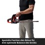 Einhell Akku-Heckenschere GE-CH 18/60 Li-Solo in Nutzung, rot/schwarz. Kabellose Heckenschere.