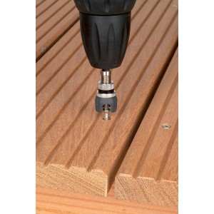 Wolfcraft Schraubvorsatz für Terrassendielen im Einsatz mit Bohrmaschine. Schraube wird in Diele versenkt.