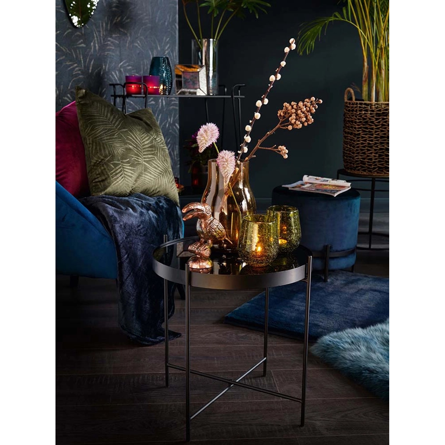 Dekorativer Vogel Dark Wonder in Bronze-Gold auf Tisch, tropische Deko-Figur für Wohnbereich.