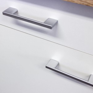 Detailaufnahme: Weiße Küchenfront mit silberfarbenen Griffen der Flex-Well Küchenzeile.