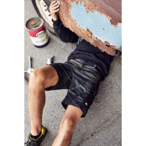 Uncle Sam Arbeitsshorts in Anthrazit/Schwarz, Größe 54, getragen bei Reparaturarbeiten.