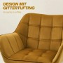 Gelber Loungesessel mit Samtbezug und Gittersteppung. Skandinavisches Design für Komfort.
