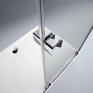 Detailaufnahme: Hüppe Xtensa Pure Walk-In Dusche, Gleittür mit Chrom-Beschlägen.