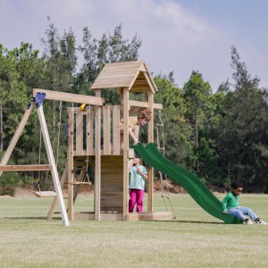 Axi Spielturm Moos mit Doppelschaukel, Rutsche (grün) und Kletterwand. Kinder spielen im Garten.