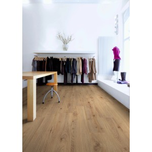 Heller Laminatboden Jangal Oak National Park Line Pro Bright im Raum mit Tisch und Kleiderstange.