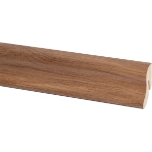 Sockelleiste in Nussbaum-Optik, 40x20x2600 mm, mit Kabelkanal für eine saubere Wandgestaltung.