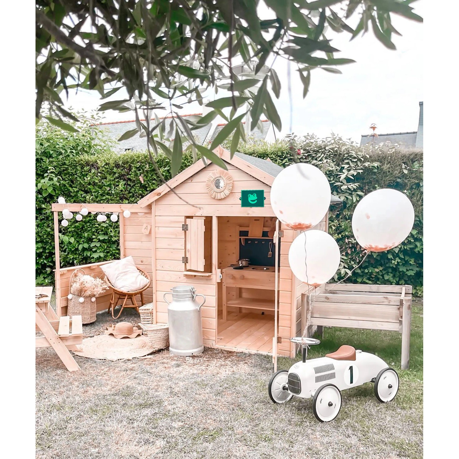 Soulet Kinderspielhaus Alpaga aus Holz mit Pergola, Spielküche und Zubehör im Garten.