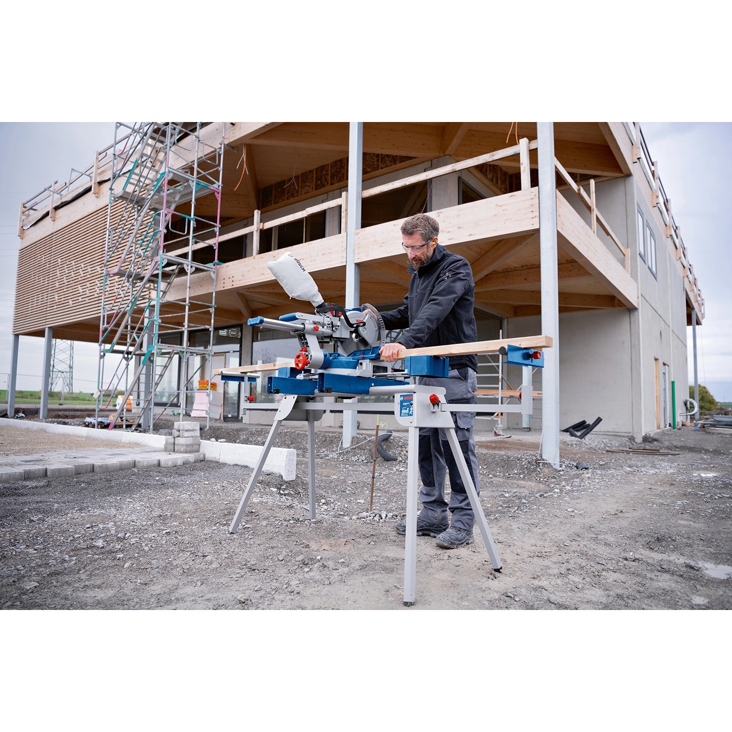 Bosch Professional GCM 18V-254 D Akku-Kapp- und Gehrungssäge im Einsatz auf einer Baustelle.