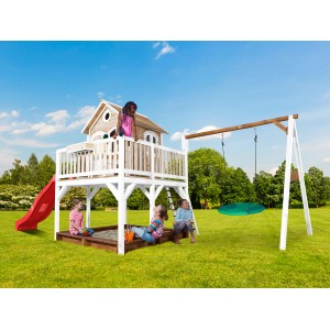 Axi Liam Spielhaus mit Nestschaukel, Rutsche und Sandkasten. Braun-weißes Holz mit roter Rutsche. Kinder spielen im Garten.