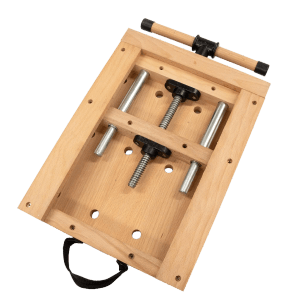 Tragbare Rikta Hobelbank (47x29x7cm) aus FSC®-Holz mit Schraubzwingen und Bankhaken.