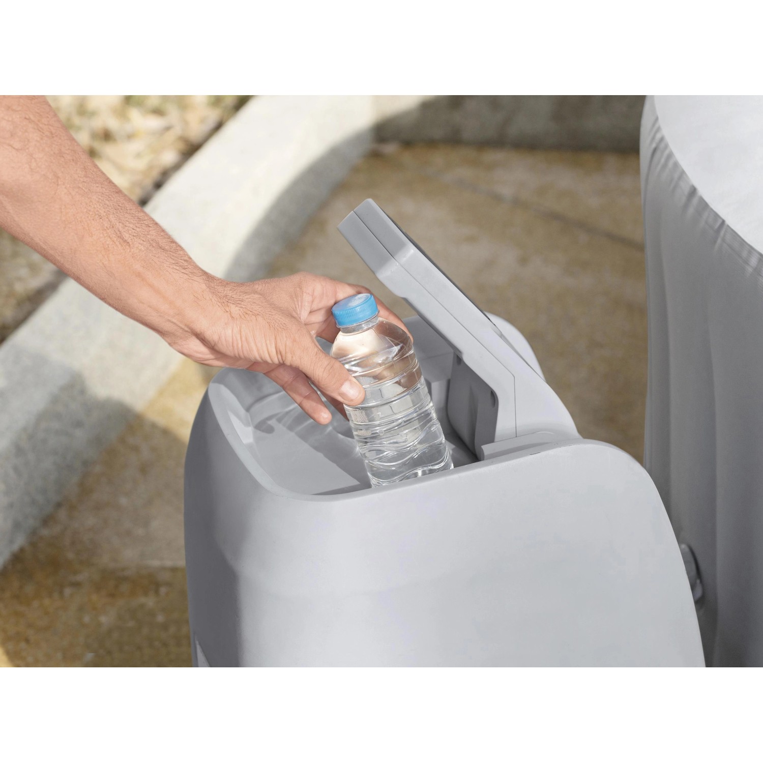 Detailaufnahme des hochklappbaren Bedienfelds am Bestway Lay-Z-Spa Whirlpool St. Lucia mit Wasserflasche.