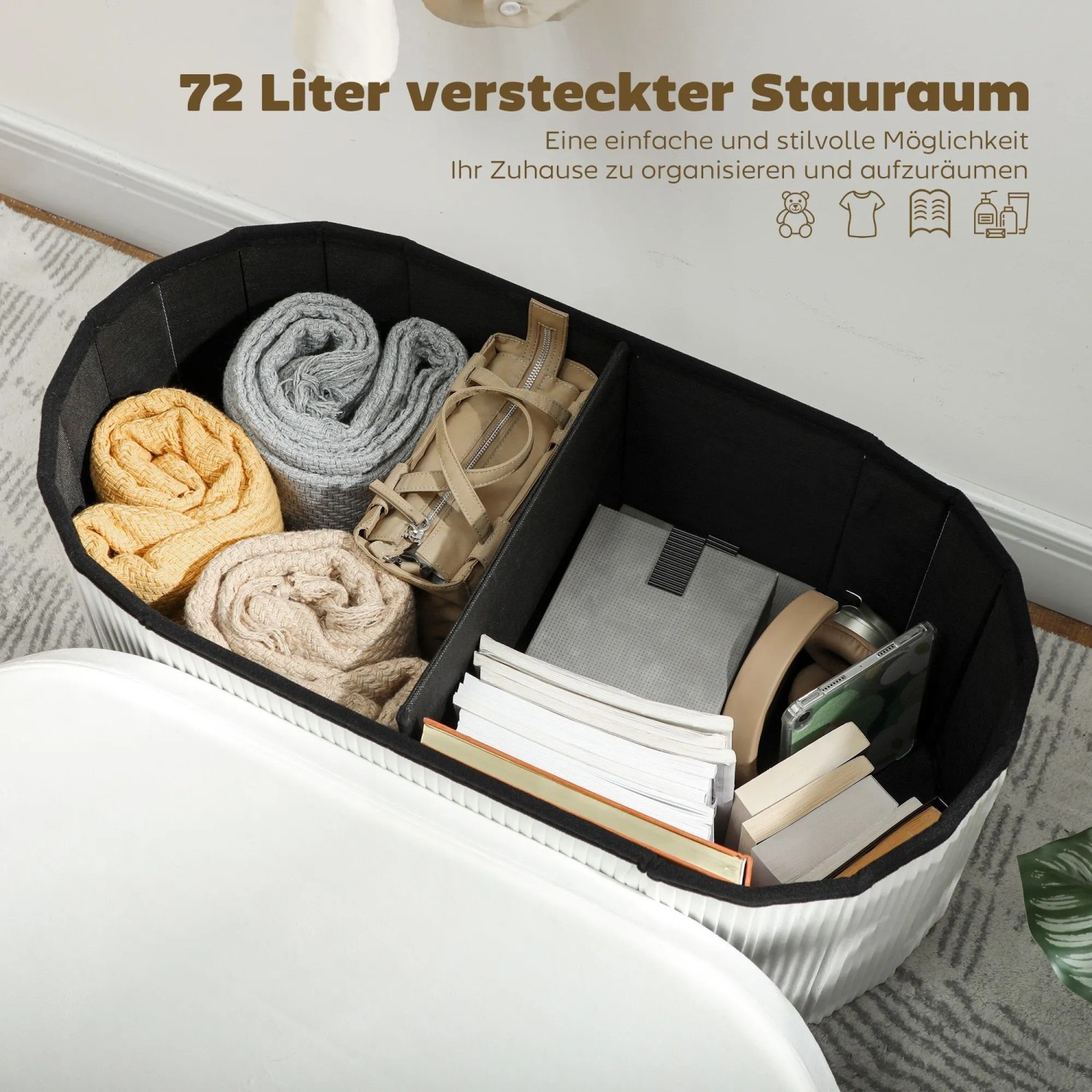 Offene HOMCOM Sitzbank in Cremeweiß mit 72L Stauraum, gefüllt mit Decken und Büchern. Ideal für Ordnung.