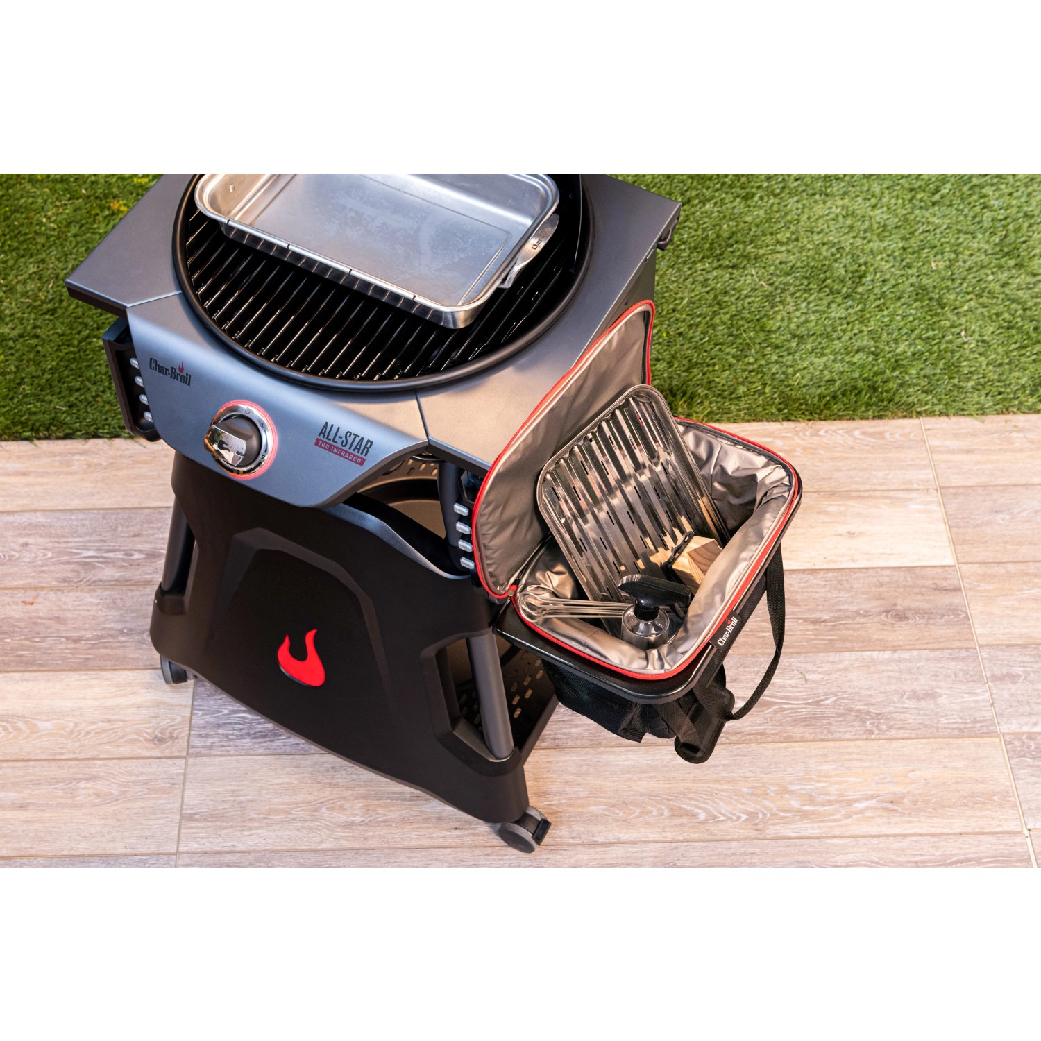 Char-Broil All-Star Kühltasche mit Grillutensilien am All-Star Grill befestigt.