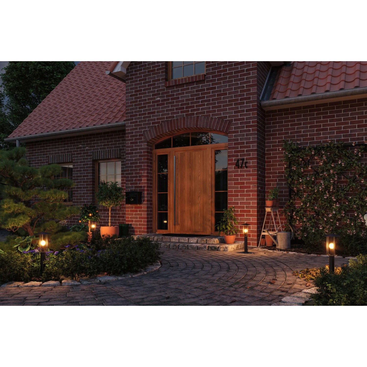 Beleuchteter Gartenweg mit Paulmann Classic Pollerleuchten in Schwarz. Insektenfreundliche Außenbeleuchtung.