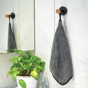 MSV Haken Iana, schwarz, mit Handtuch an weißer Wand. Badaccessoire aus Stahl und Bambus.