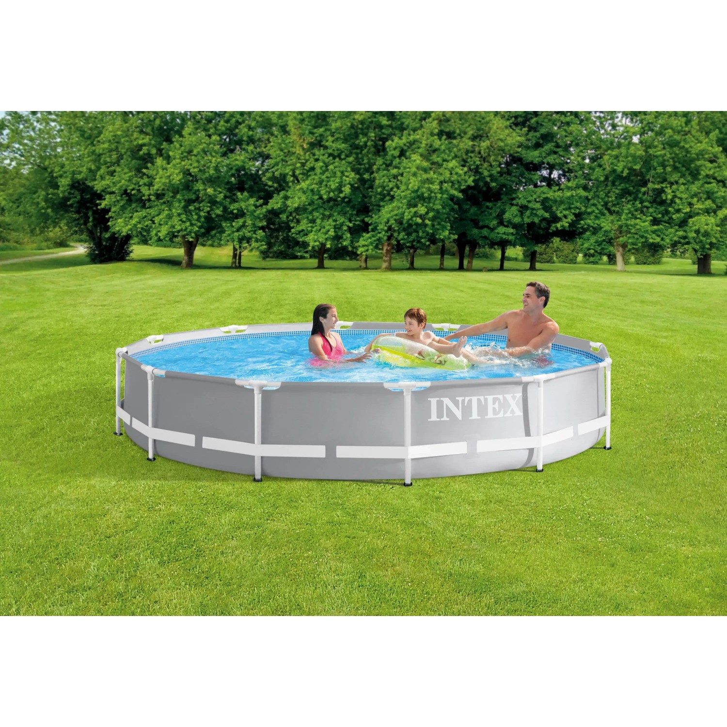Intex Frame Pool Set Prism Rondo, Ø 366 cm, mit Familie im Garten.