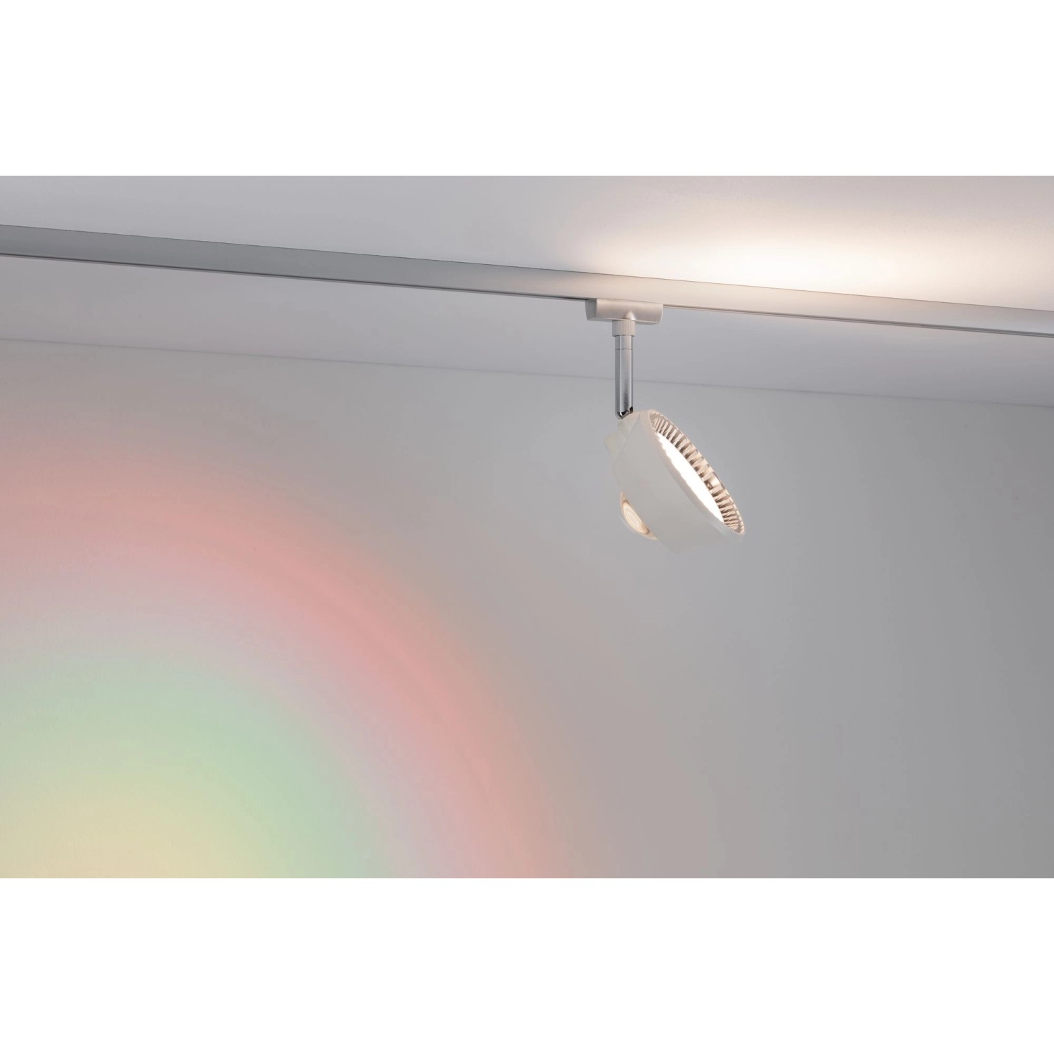 Dimmbarer, weiß matter Paulmann URail LED Spot Sabik (13W) am Schienensystem mit Regenbogen-Lichteffekt.