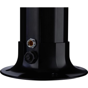 Detailaufnahme: Schwarze Solar-Außendusche mit Fußdusche, Anschluss und Bodenplatte.