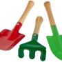 3-teiliges Kinder-Gartenwerkzeug-Set WI-Kids mit Schaufeln und Rechen in Rot und Grün.