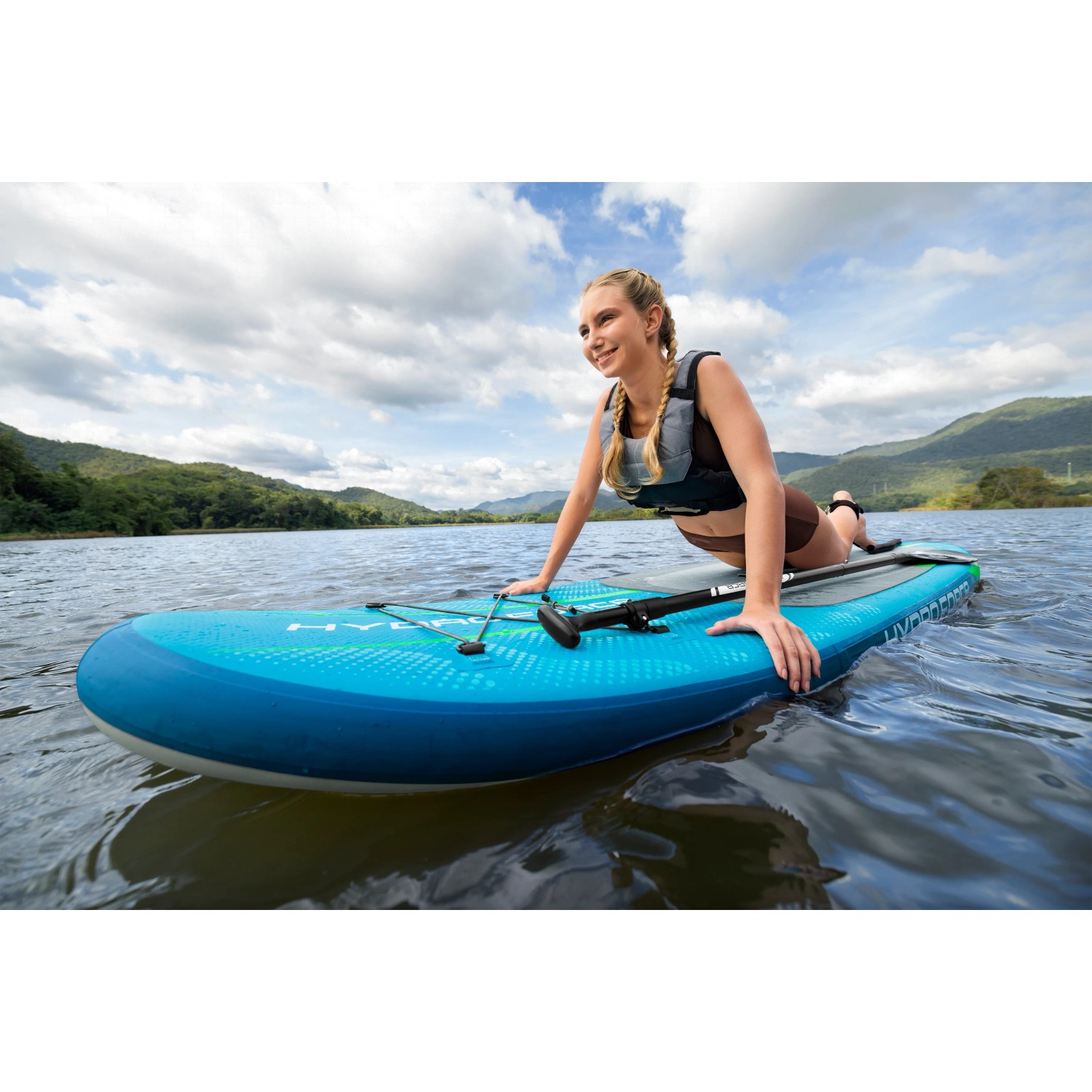 Bestway SUP Board Aqua Journey mit Paddel, Pumpe und Rucksack auf dem Wasser.