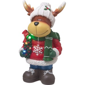 Mehrfarbiges Polyresin Rentier als Weihnachtsdekoration mit LED-Beleuchtung. Trägt Mütze, Schal, hält beleuchteten Baum.