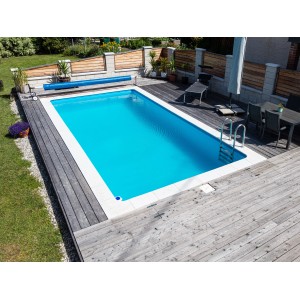 Rechteckiger Steinbach Styropor Pool-Set Basic, eingebaut in eine Holzterrasse im Garten.