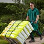 Wolfcraft Sackkarre TS 1500 klappbar mit Mann und beladen mit Blumenerde Säcken.