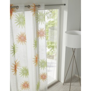 Gardinia Spannstange in Nickel-Optik mit floralem Vorhang am Fenster.