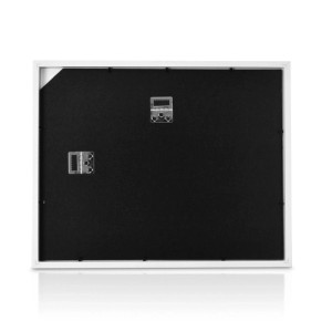 Rückseite des weißen Bomoe Galeria Bilderrahmens für 3 Bilder (13x18cm) mit Aufhängungen.