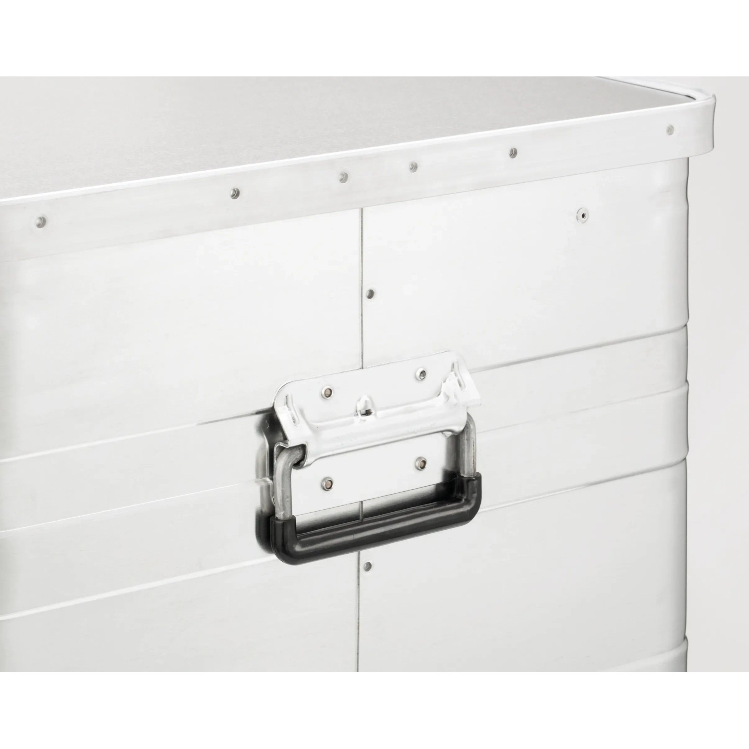 LUX Aluminiumbox 47 l, Detailansicht mit Tragegriff. Werkzeugkoffer für Lagerung und Transport.
