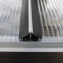 Vitavia Windsicherung für Gewächshaus mit 4 mm Hohlkammerplatten, Detailansicht.