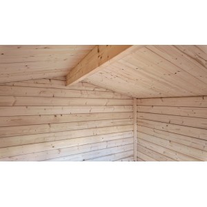 Innenansicht Gartenhaus Killarney: Holzblockwände und Dach aus Fichtenholz.