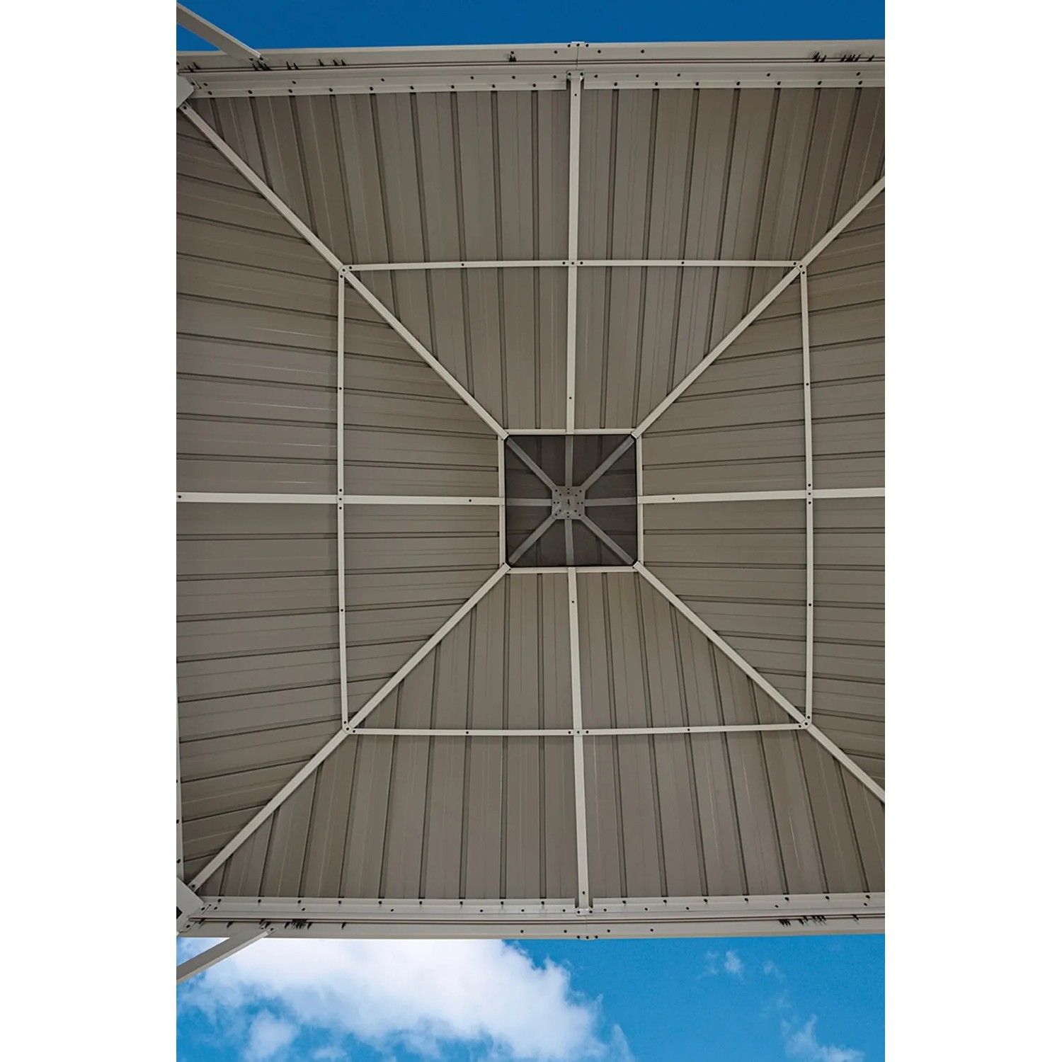 Detailaufnahme des champagnerfarbenen Stahldachs vom Sojag Pavillon Messina 12x16.