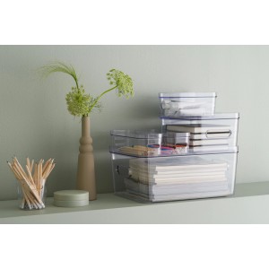 Gestapelte SmartStore Aufbewahrungsboxen Compact Clear L, transparente Kunststoffboxen für Büro und Haushalt.