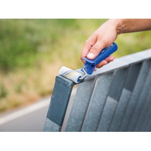 Lackierarbeiten mit LUX Lackierwalze (6 cm, 2 Stück). Farbwalze mit blauem Griff im Einsatz.