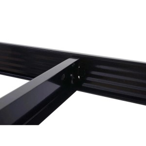 Detailansicht des schwarzen MCW Eckregals K85, das ein Stecksystem zeigt.