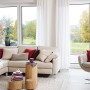 Wohnzimmer mit Fensterfolie Stripes Sunrise als Sichtschutz.