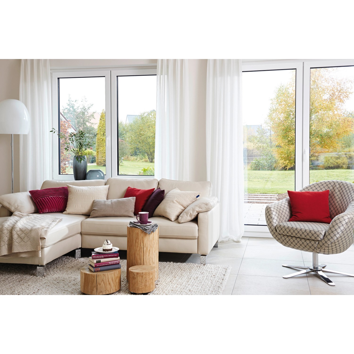 Wohnzimmer mit Fensterfolie Stripes Sunrise als Sichtschutz.