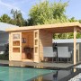 Naturbelassenes Karibu Express Gartenhaus Speedy A Set mit Anbaudach im Garten.