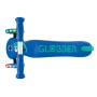 Blauer Globber Primo Plus Kinder Tretroller mit 3 Rädern, höhenverstellbar und leuchtenden LED-Rollen.