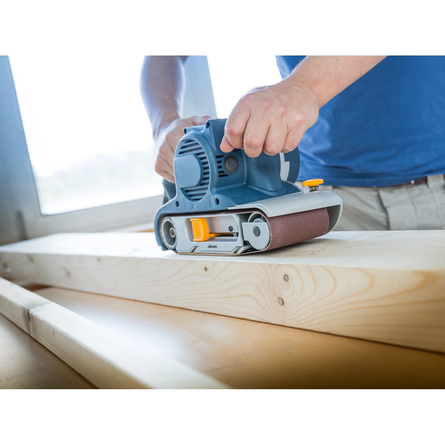 LUX Schleifband Classic K120 (100x610mm) im Einsatz auf Holz. Zubehör für Bandschleifer.