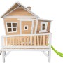 Axi Emma Spielhaus mit Rutsche, braun-weiß, aus Holz. Spielturm mit Leiter, Veranda und lindgrüner Rutsche.