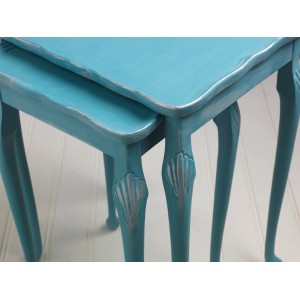 Türkis bemalte Satztische mit silbernen Akzenten, behandelt mit Rust-Oleum Möbellack.