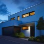 Moderner Steinel LED-Außenwandstrahler XLED Slim S in Anthrazit an Hauswand.